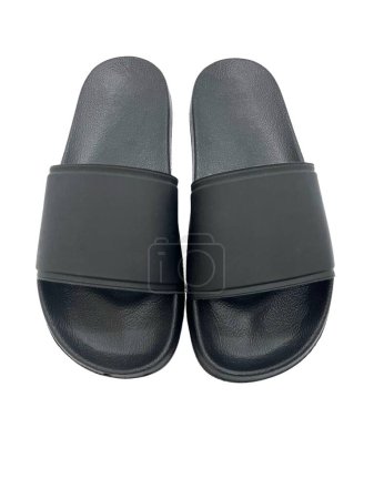 Téléchargez les photos : Un plan vertical de sandales coulissantes noires pour hommes isolés sur un fond blanc - en image libre de droit