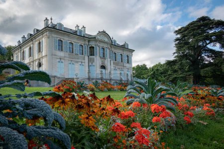 Téléchargez les photos : Les belles fleurs colorées et un bâtiment dans le parc public Villa La Grange à Genève, Suisse - en image libre de droit