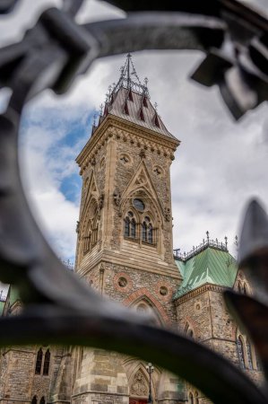 Foto de Ottawa, Ontario - 20 de octubre de 2022: Vista del Bloque Este en Parliament Hill a través de rejas de vallas de hierro. - Imagen libre de derechos