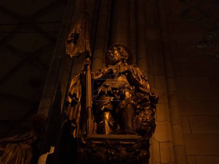 Téléchargez les photos : Une statue dans la cathédrale Saint-Vitus de Prague - en image libre de droit