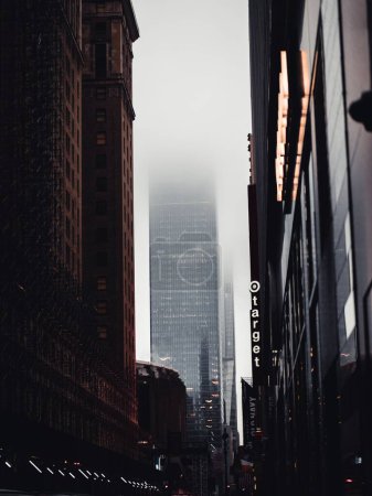 Foto de Un plano vertical de edificios en las calles de Nueva York - Imagen libre de derechos