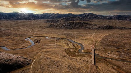 Téléchargez les photos : Un paysage aérien des montagnes rocheuses à un lever de soleil envoûtant - en image libre de droit