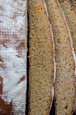 Téléchargez les photos : Une vue de dessus du pain de citrouille fraîchement fait maison - en image libre de droit