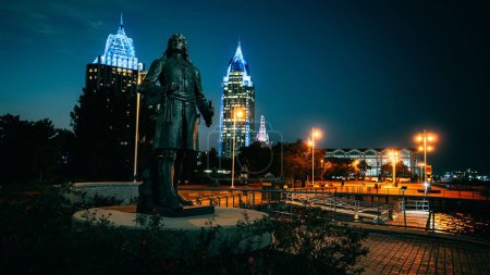 Téléchargez les photos : Une belle vue sur la statue de Pierre d'Iberville avec skylines à Mobile, Alabama - en image libre de droit
