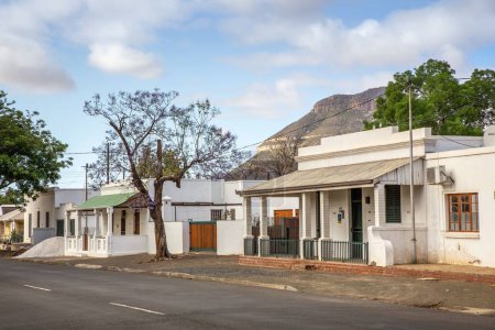 Foto de Casas de estilo colonial tradicional bordean una calle suburbana en Graaff-Reinet, Sudáfrica. - Imagen libre de derechos