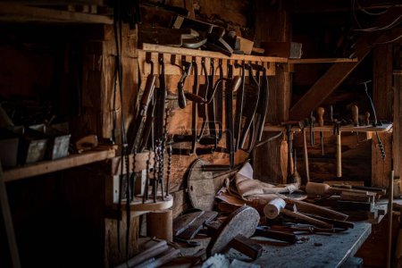 Foto de Las piezas y mecanismos metálicos anticuados en la sala de madera - Imagen libre de derechos