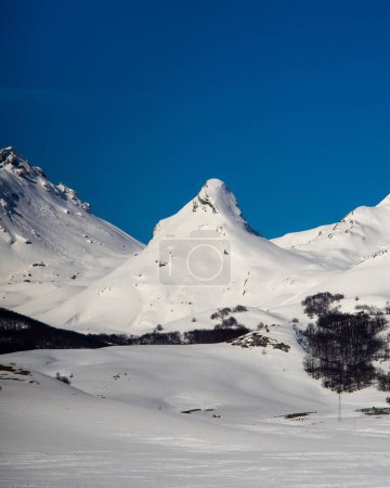 Téléchargez les photos : Les belles montagnes enneigées contre un ciel bleu - en image libre de droit