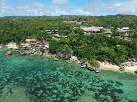 Téléchargez les photos : Une vue aérienne de la plage de Padang Padang en Indonésie - en image libre de droit
