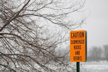 Téléchargez les photos : Un panneau d'avertissement orange sur la route enneigée - en image libre de droit