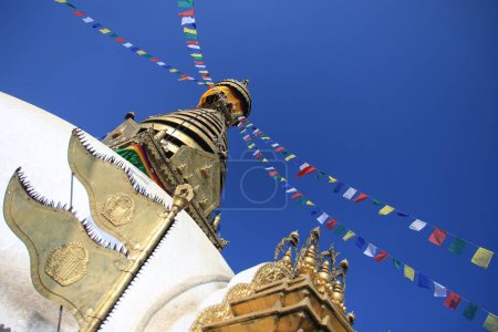 Foto de Una toma de bajo ángulo del templo budista Swayambhunath Mahachaitya - Imagen libre de derechos