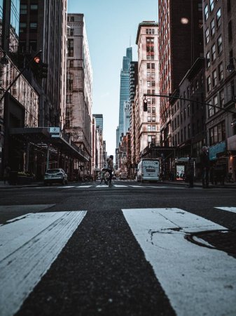 Téléchargez les photos : Un plan vertical d'une rue entre des bâtiments à New York - en image libre de droit