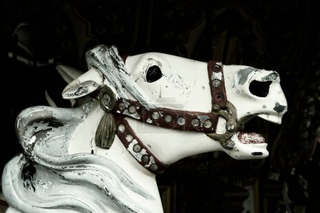 Téléchargez les photos : Une vieille statue de cheval blanc rouillé - en image libre de droit
