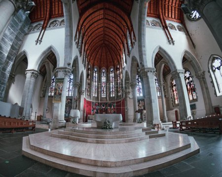 Foto de El interior de una catedral gótica - Imagen libre de derechos