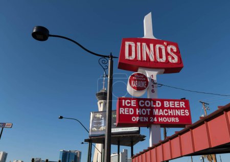 Téléchargez les photos : Un plan en angle bas du panneau d'affichage du bar rétro Dinos à Las Vegas, Nevada - en image libre de droit