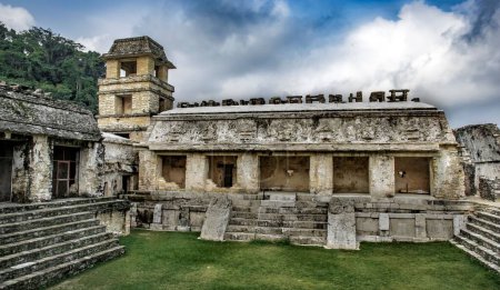 Foto de Una vista panorámica de las ruinas y pirámides de Palenque bajo el cielo azul nublado en México - Imagen libre de derechos