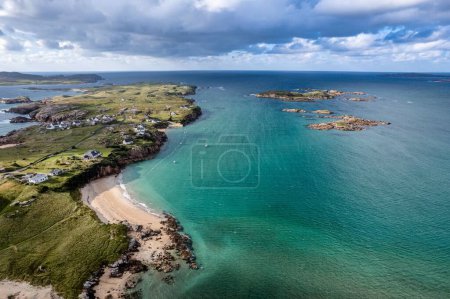 Foto de Una toma aérea de la orilla y el océano en el Condado de Donegal en Irlanda en un día soleado - Imagen libre de derechos