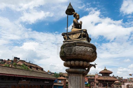 Téléchargez les photos : Une colonne du roi Bhupatindra Malla sur la place Bhaktapur Durbar au Népal - en image libre de droit