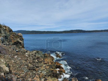 Téléchargez les photos : Une vue aérienne d'un lac avec des pierres et des rochers littoraux - en image libre de droit