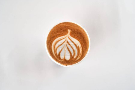 Foto de Una vista superior del café de arte latte con una forma de árbol del corazón aislado sobre fondo blanco - Imagen libre de derechos