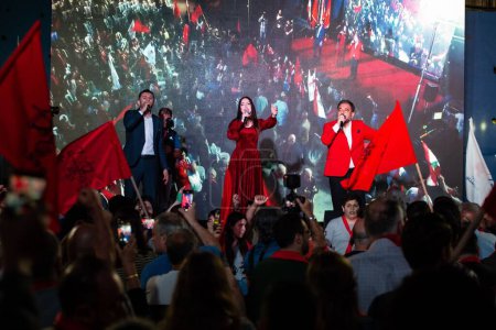 Téléchargez les photos : Les chanteuses arméniennes Yeva Yeganyan, Arsen Mrro et Vartan Badalyan chantent pendant la rencontre au Liban. - en image libre de droit
