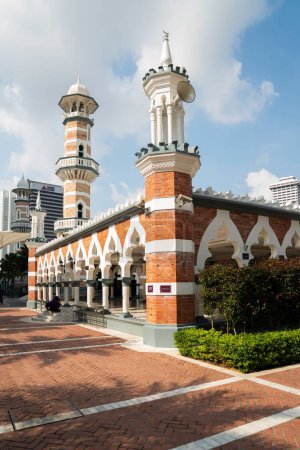 Téléchargez les photos : Plan vertical de la mosquée Sultan Abdul Samad Jamek sur fond de ciel bleu - en image libre de droit