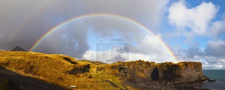 Téléchargez les photos : La vue panoramique d'un bel arc-en-ciel dans le ciel nuageux. Snaefellsnes, Islande. - en image libre de droit