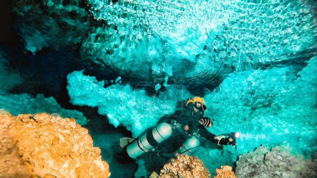 Téléchargez les photos : Un plongeur explore une grotte aquatique à Buton Regency, Sulawesi du Sud-Est - en image libre de droit