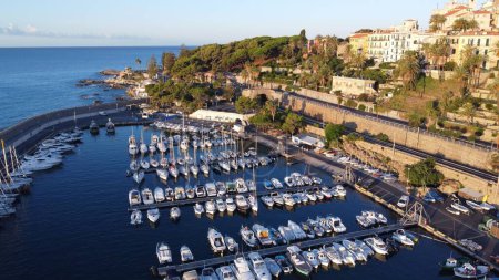 Téléchargez les photos : Un drone de bateaux près des quais du port à côté de Bordighera, Italie - en image libre de droit