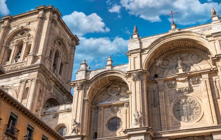 Téléchargez les photos : Le célèbre clocher et la façade principale de la cathédrale Burgos du XVIe siècle à Grenade, Espagne - en image libre de droit