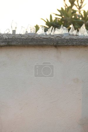 Foto de Un disparo vertical de vidrios rotos en la pared utilizado como protección de la casa - Imagen libre de derechos
