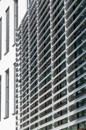 Foto de Un primer plano vertical de la fachada de un edificio arquitectónico moderno - Imagen libre de derechos