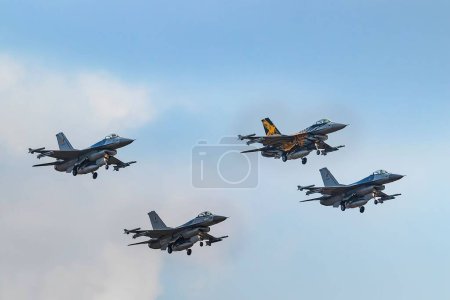 Foto de Un grupo de 4 F16 de aviones de la Fuerza Aérea Belga en vuelo durante el Sanicole International Airshow - Imagen libre de derechos