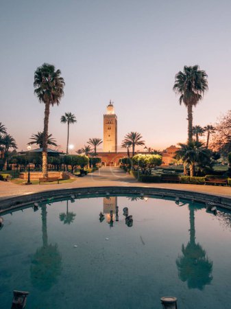Foto de Mezquita de Koutoubia en Marrakech, Marruecos durante el amanecer - Imagen libre de derechos