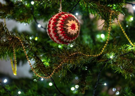 Foto de Un primer plano de hermosas decoraciones en el brillante árbol de Navidad - Imagen libre de derechos