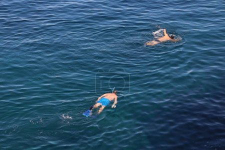 Foto de Una vista de cerca de dos hombres buceando en el mar - Imagen libre de derechos