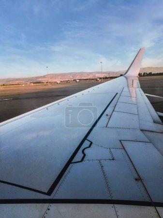 Téléchargez les photos : Plan vertical d'un avion atterri à l'aéroport d'Algérie - en image libre de droit