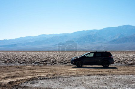 Foto de Ford Escape SUV negro en el terreno más hostil y agresivo - Imagen libre de derechos