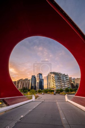 Téléchargez les photos : Calgary (Alberta) - Le 11 septembre 2020 : Vue de l'horizon de Calgary avec le pont Peace en bonne place lors d'un lever de soleil éclatant. - en image libre de droit