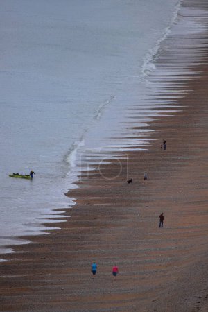 Téléchargez les photos : Un plan vertical de la plage de galets de la côte jurassique dans la ville de Seaton, East Devon, Royaume-Uni - en image libre de droit