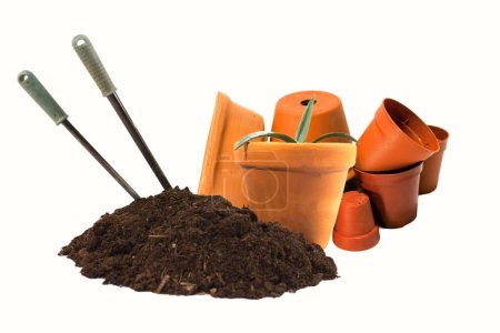 Foto de Las herramientas de jardinería con un montón de tierra y macetas aisladas sobre un fondo blanco vacío - Imagen libre de derechos