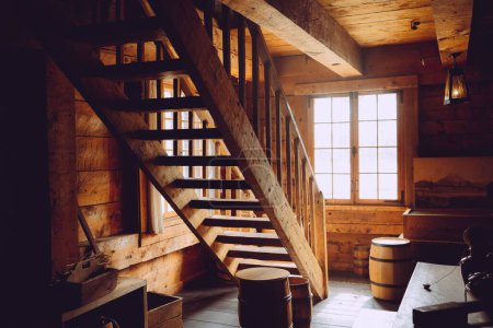 Téléchargez les photos : Un vieil escalier antique dans un dortoir au Fort Langley en Colombie-Britannique, Canada. - en image libre de droit