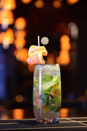 Téléchargez les photos : Un gros plan vertical d'un cocktail citronné rafraîchissant sur un comptoir de bar - en image libre de droit