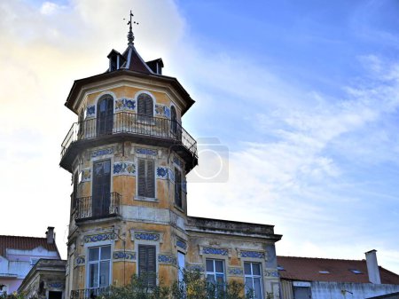 Téléchargez les photos : Belle tour octogonale avec quatre étages, frises carrelées sur les façades, balcons et balustrades en fer forgé. Casa do Mirante à Samouco, Portugal - en image libre de droit