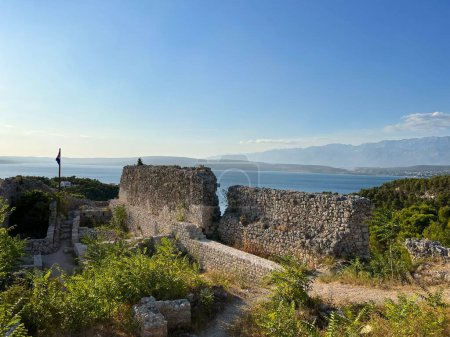 Téléchargez les photos : Un vieux château dans la ville de Novigrad en Croatie avec la mer calme en arrière-plan par une journée ensoleillée - en image libre de droit