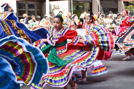 Téléchargez les photos : Un gros plan des danseurs mexicains en costumes colorés pendant le défilé de la fête de l'indépendance du Mexique - en image libre de droit