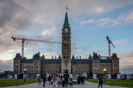 Foto de Ottawa, Ontario - 18 de octubre de 2022: The Centre Block of Canada 's Parliament Hill durante la noche. - Imagen libre de derechos