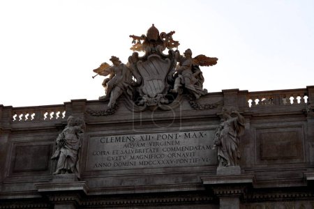 Téléchargez les photos : Gros plan sur la façade monumentale de la célèbre fontaine de Trevi à Rome - en image libre de droit