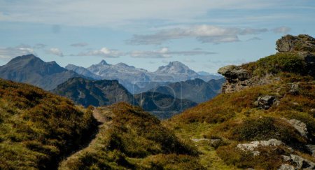 Foto de Un paisaje hermoso de un paisaje montañoso rocoso en el fondo nublado del cielo en Austria - Imagen libre de derechos