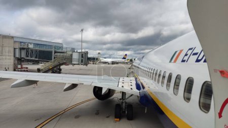 Téléchargez les photos : Vue d'un avion Ryanair à l'aéroport de Saint-Jacques-de-Compostelle, Espagne. - en image libre de droit