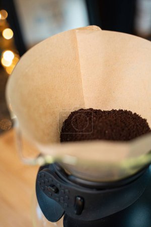 Foto de Una toma vertical de café en un filtro de cono - Imagen libre de derechos